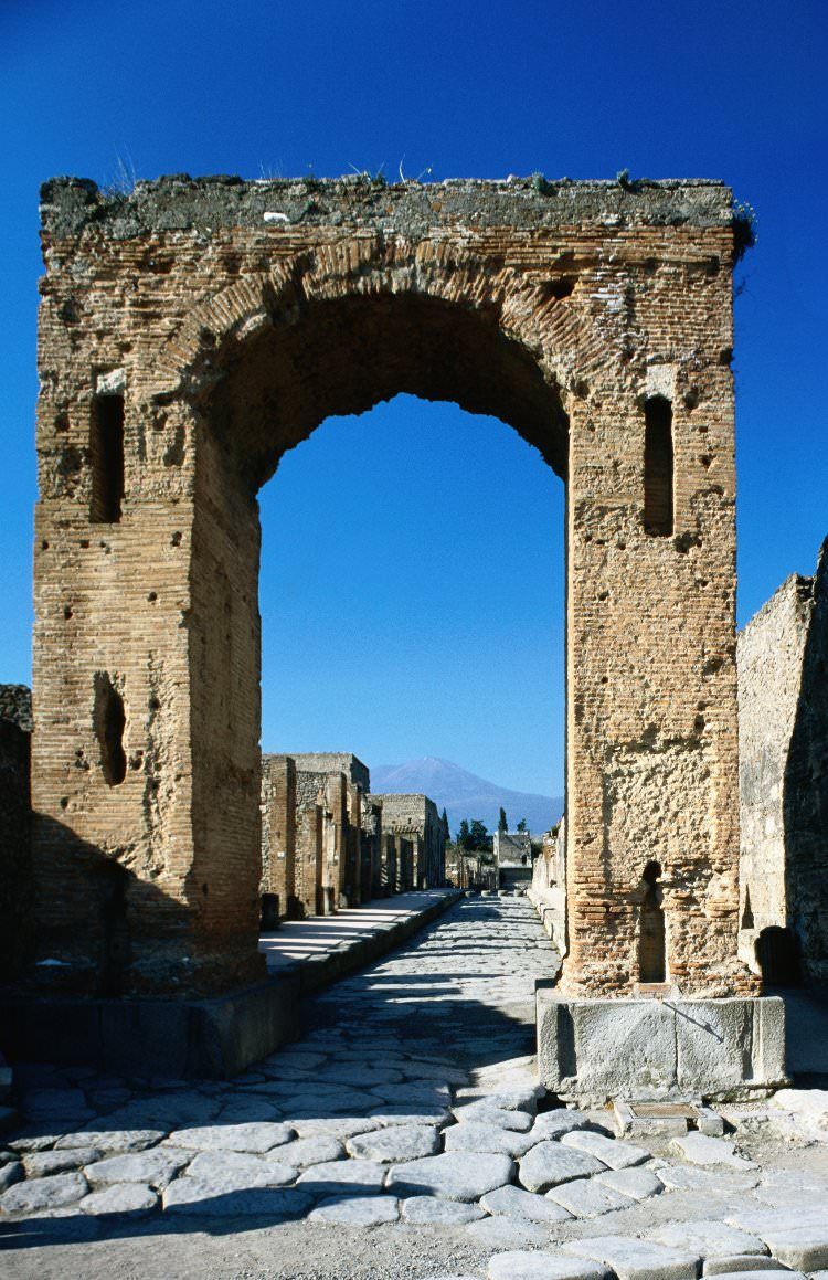https://mdw-travel-data-us-east-1.s3.amazonaws.com/img/country/Italy/Pompeii/img_02.jpg