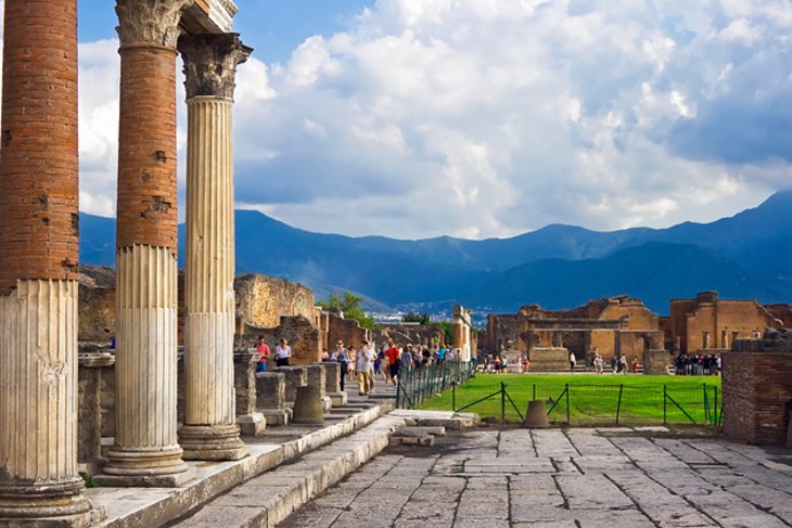 https://mdw-travel-data-us-east-1.s3.amazonaws.com/img/country/Italy/Pompeii/img_03.jpg