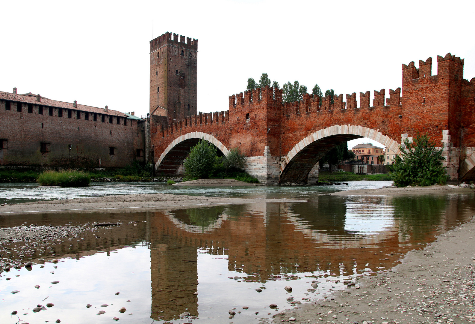 https://mdw-travel-data-us-east-1.s3.amazonaws.com/img/country/Italy/Ponte-Pietra/img_02.jpg