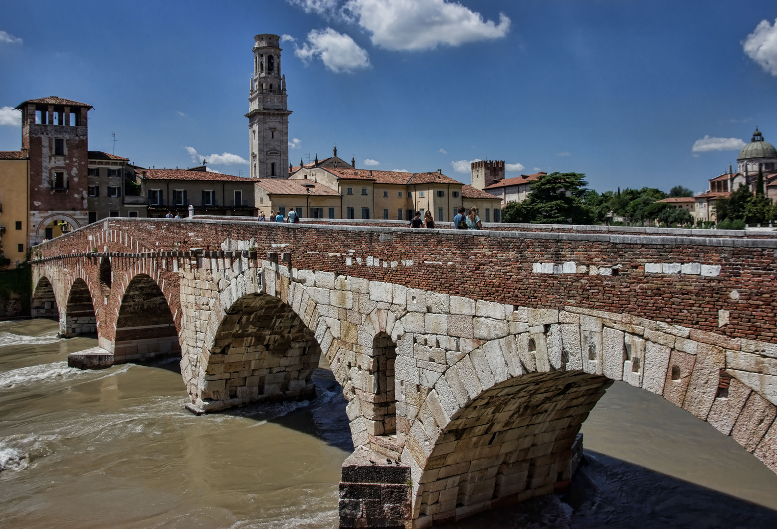 https://mdw-travel-data-us-east-1.s3.amazonaws.com/img/country/Italy/Ponte-Pietra/img_05.jpg