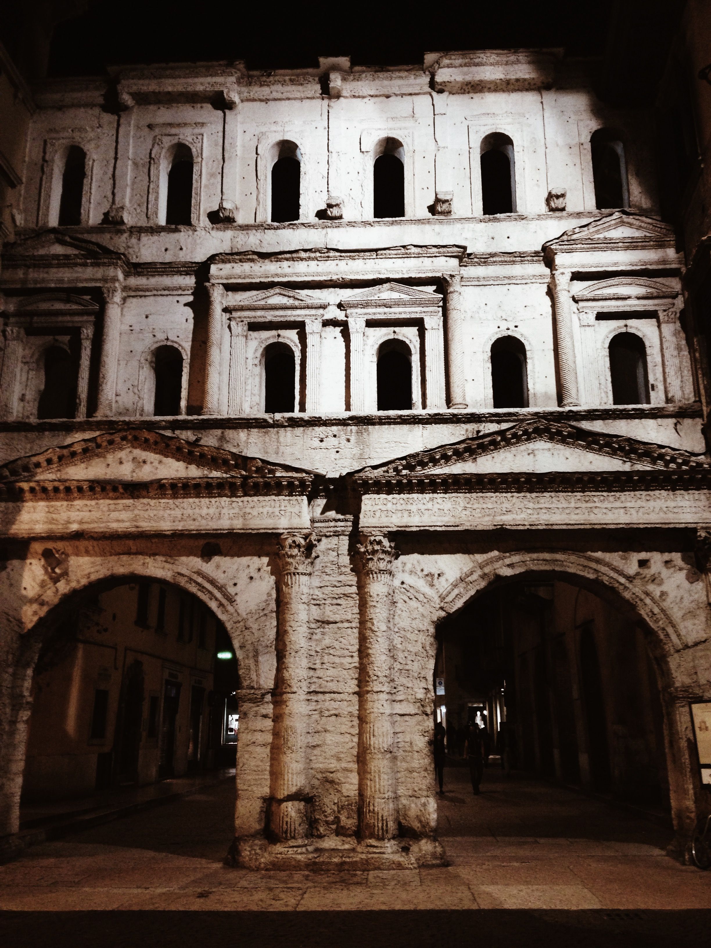 https://mdw-travel-data-us-east-1.s3.amazonaws.com/img/country/Italy/Porta-Borsari/img_02.jpg