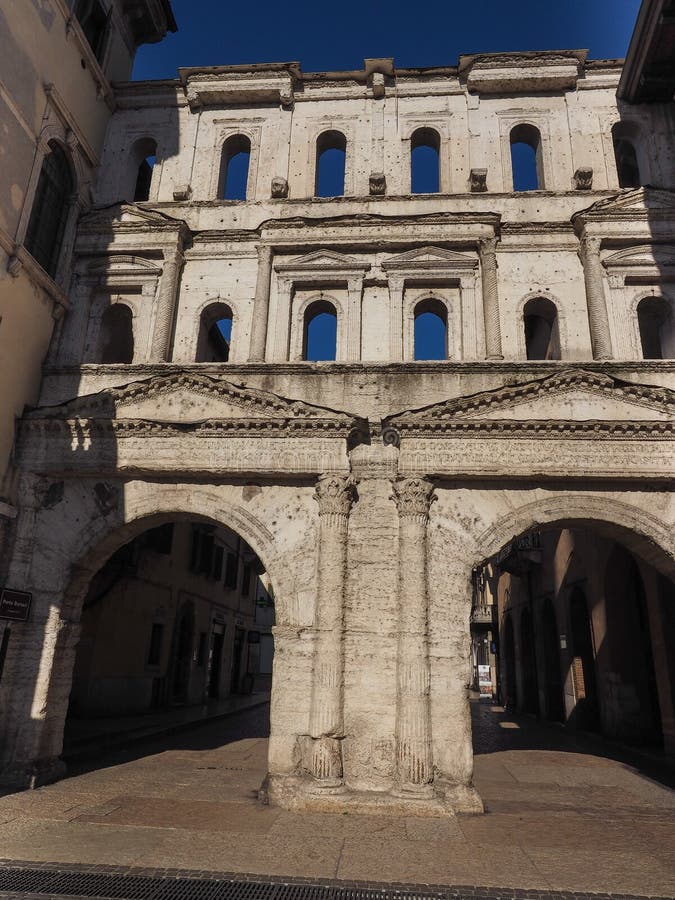 https://mdw-travel-data-us-east-1.s3.amazonaws.com/img/country/Italy/Porta-Borsari/img_03.jpg