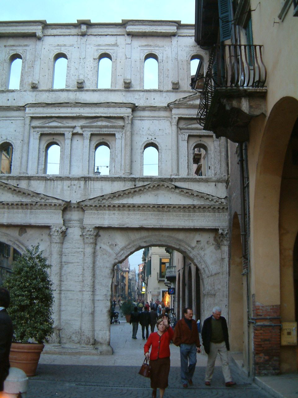 https://mdw-travel-data-us-east-1.s3.amazonaws.com/img/country/Italy/Porta-Borsari/img_04.jpg