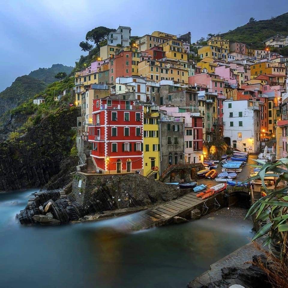 https://mdw-travel-data-us-east-1.s3.amazonaws.com/img/country/Italy/Riomaggiore/img_02.jpg