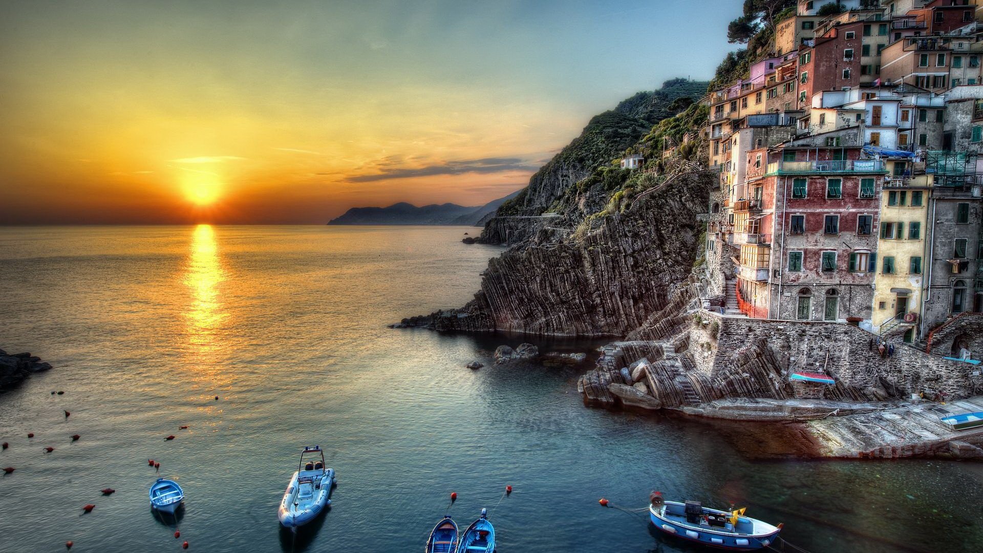 https://mdw-travel-data-us-east-1.s3.amazonaws.com/img/country/Italy/Riomaggiore/img_03.jpg