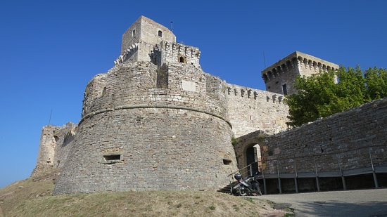 https://mdw-travel-data-us-east-1.s3.amazonaws.com/img/country/Italy/Rocca-Maggiore/img_02.jpg