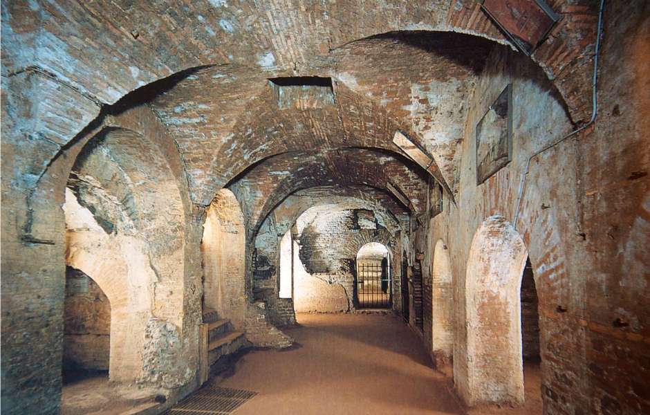 https://mdw-travel-data-us-east-1.s3.amazonaws.com/img/country/Italy/Roman-Catacombs/img_02.jpg