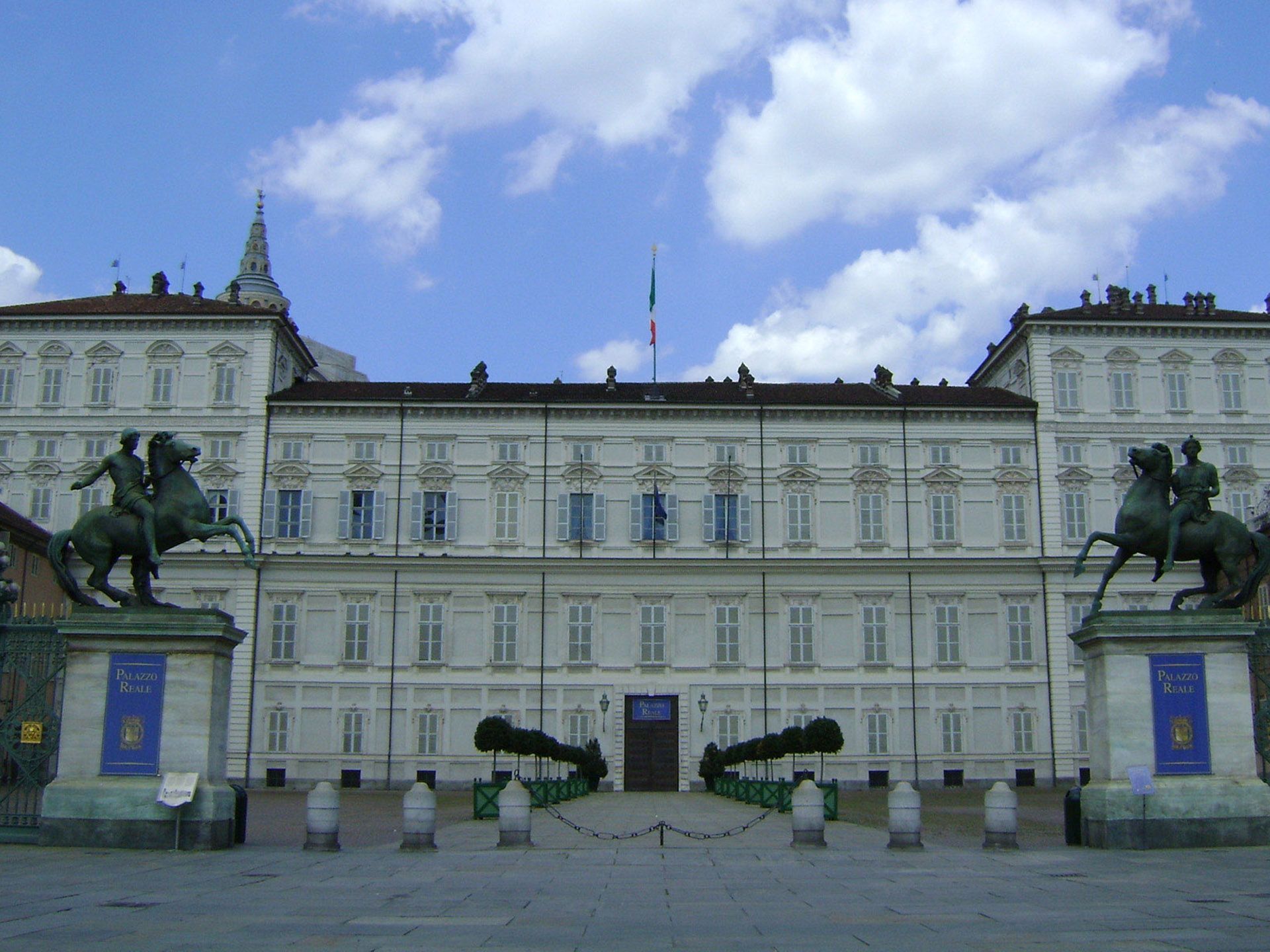 https://mdw-travel-data-us-east-1.s3.amazonaws.com/img/country/Italy/Royal-Palace-of-Turin/img_01.jpg