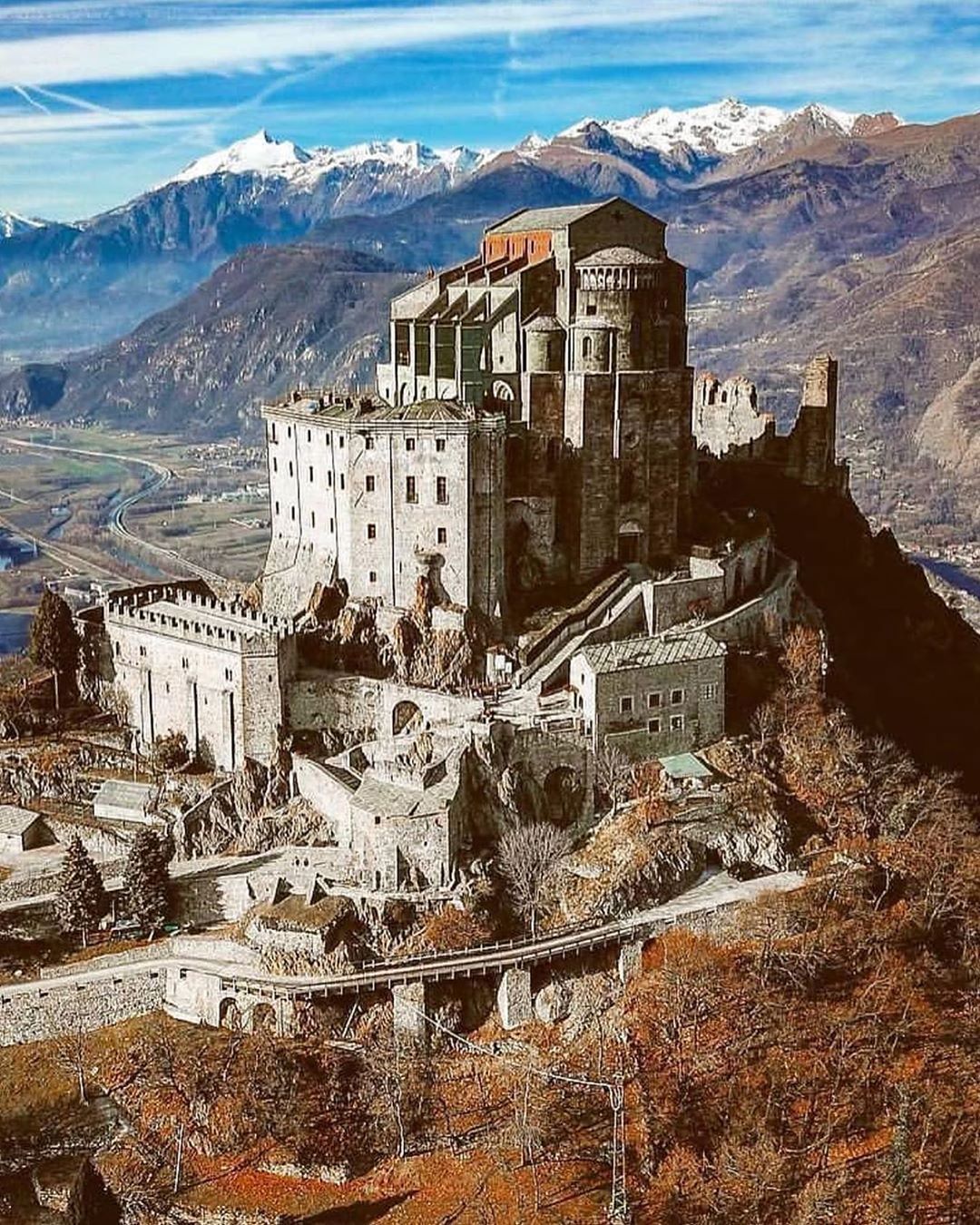 https://mdw-travel-data-us-east-1.s3.amazonaws.com/img/country/Italy/Sacra-di-San-Michele/img_02.jpg