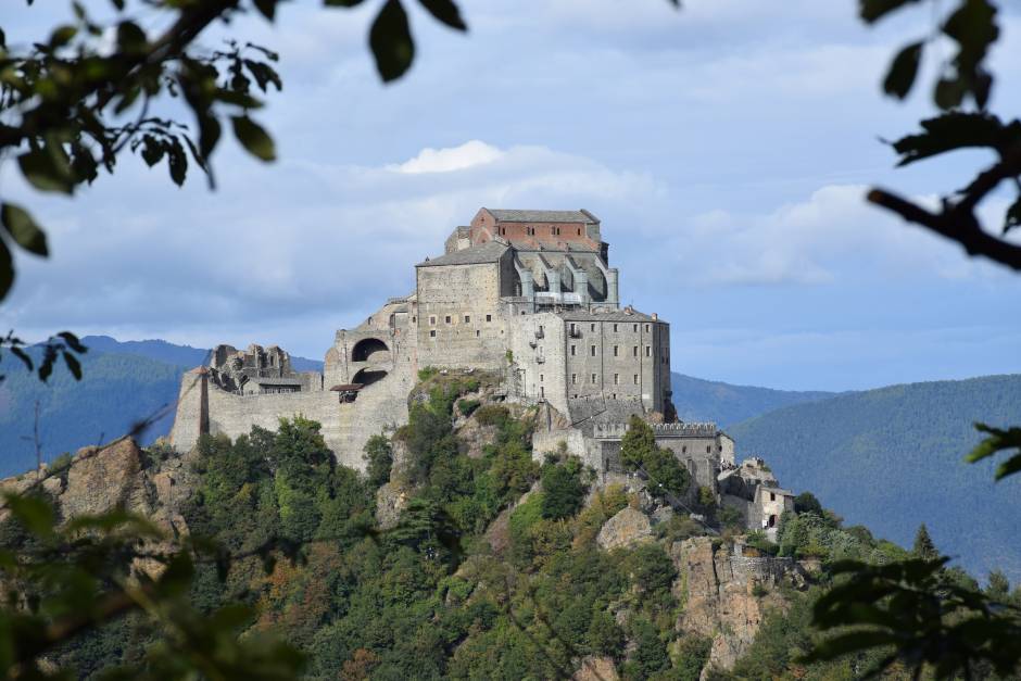 https://mdw-travel-data-us-east-1.s3.amazonaws.com/img/country/Italy/Sacra-di-San-Michele/img_03.jpg