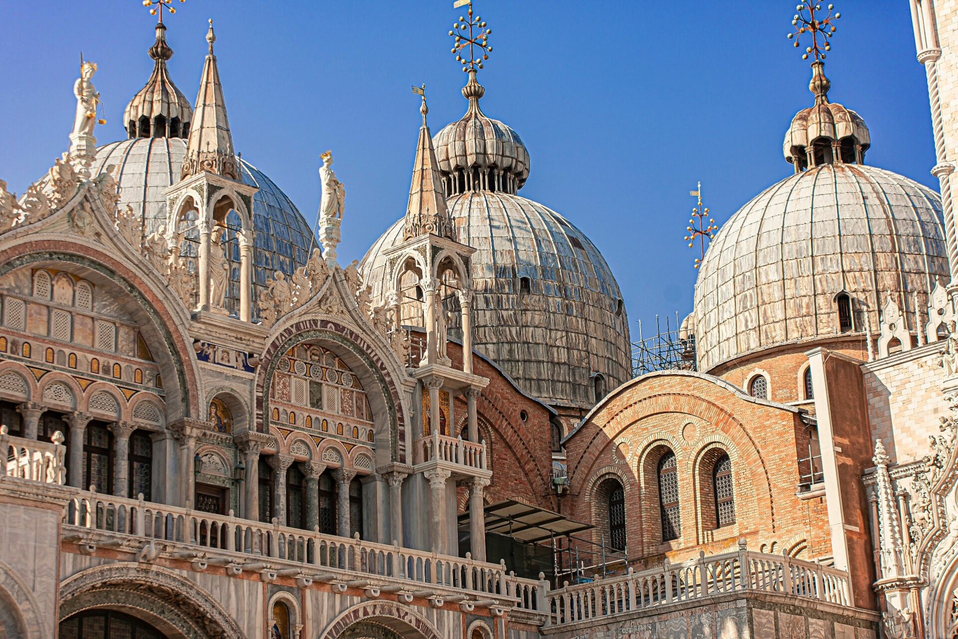 https://mdw-travel-data-us-east-1.s3.amazonaws.com/img/country/Italy/Saint-Marks-Basilica/img_03.jpg