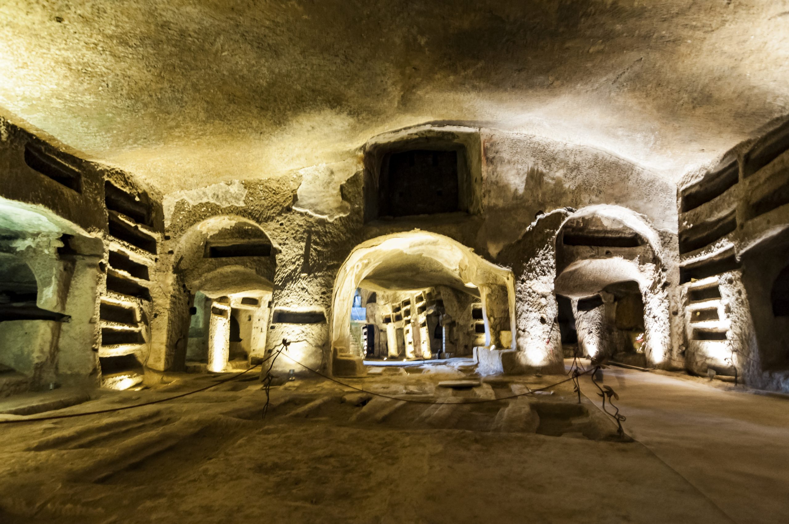 https://mdw-travel-data-us-east-1.s3.amazonaws.com/img/country/Italy/San-Gennaro-Catacombs/img_01.jpg