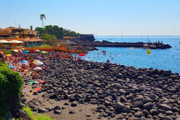 https://mdw-travel-data-us-east-1.s3.amazonaws.com/img/country/Italy/San-Giovanni-Li-Cuti-Beach/img_01.jpg