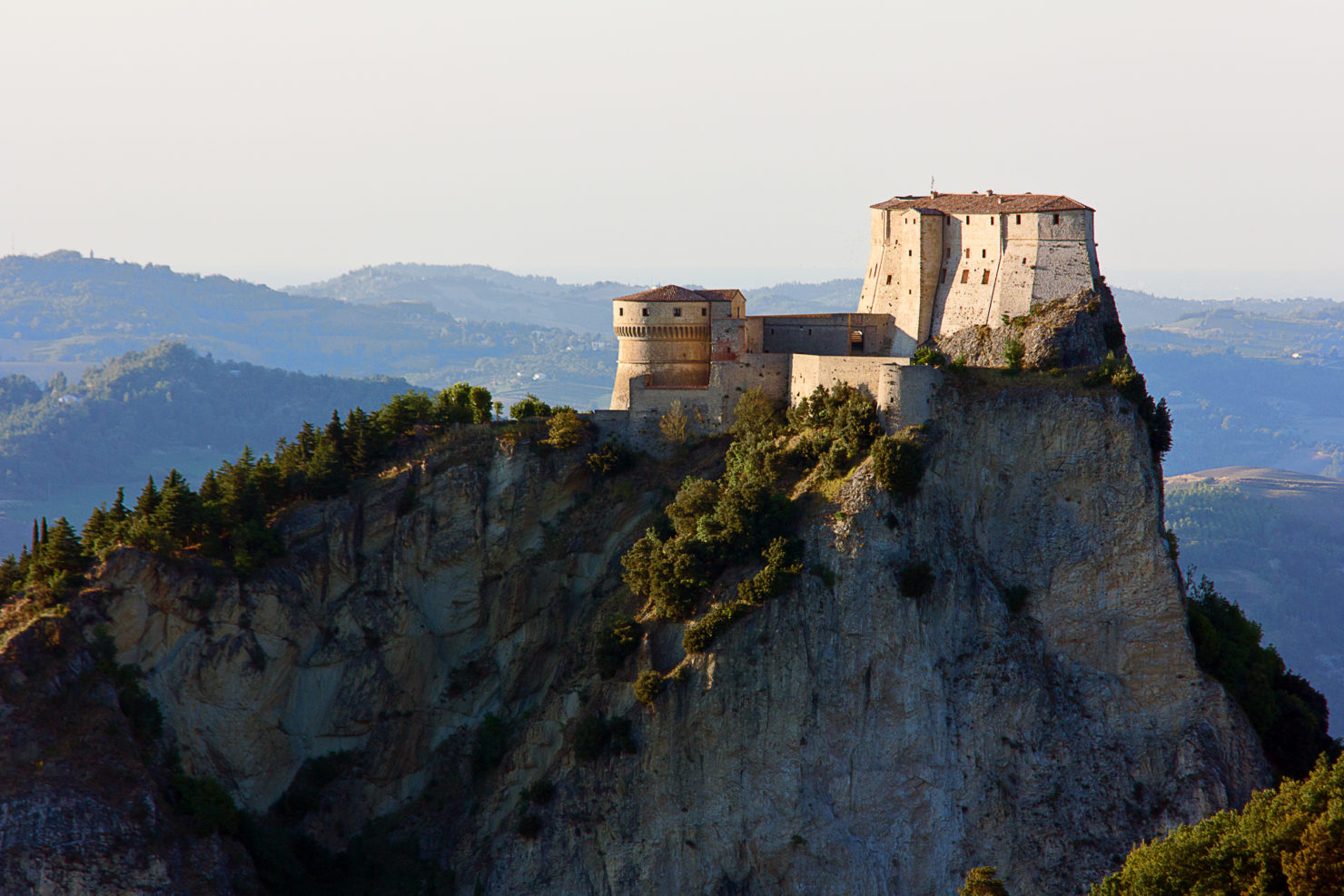 https://mdw-travel-data-us-east-1.s3.amazonaws.com/img/country/Italy/San-Leo/img_01.jpg