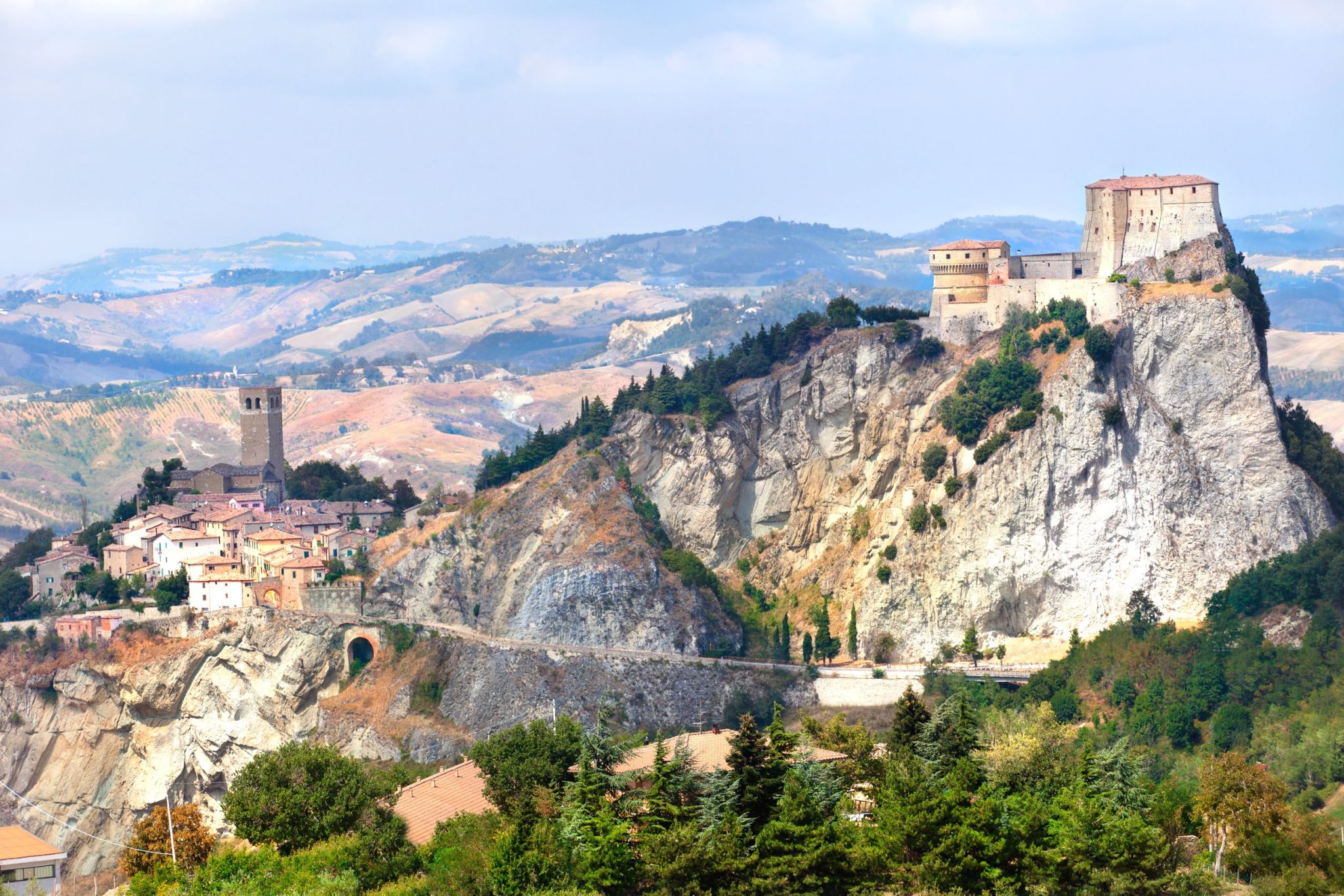 https://mdw-travel-data-us-east-1.s3.amazonaws.com/img/country/Italy/San-Leo/img_02.jpg