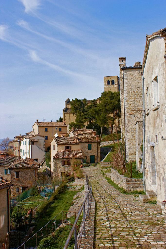 https://mdw-travel-data-us-east-1.s3.amazonaws.com/img/country/Italy/San-Leo/img_03.jpg