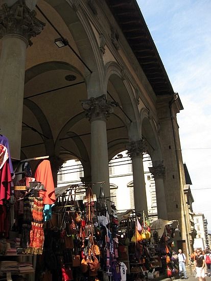 https://mdw-travel-data-us-east-1.s3.amazonaws.com/img/country/Italy/San-Lorenzo-Market/img_03.jpg