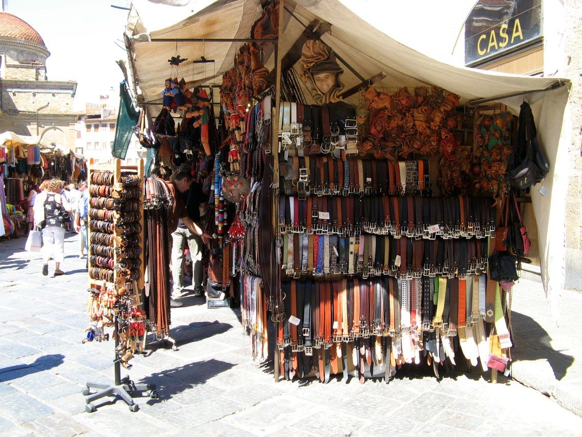 https://mdw-travel-data-us-east-1.s3.amazonaws.com/img/country/Italy/San-Lorenzo-Market/img_04.jpg