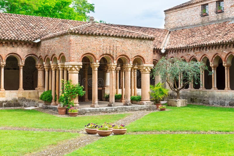 https://mdw-travel-data-us-east-1.s3.amazonaws.com/img/country/Italy/San-Zeno-Church/img_01.jpg