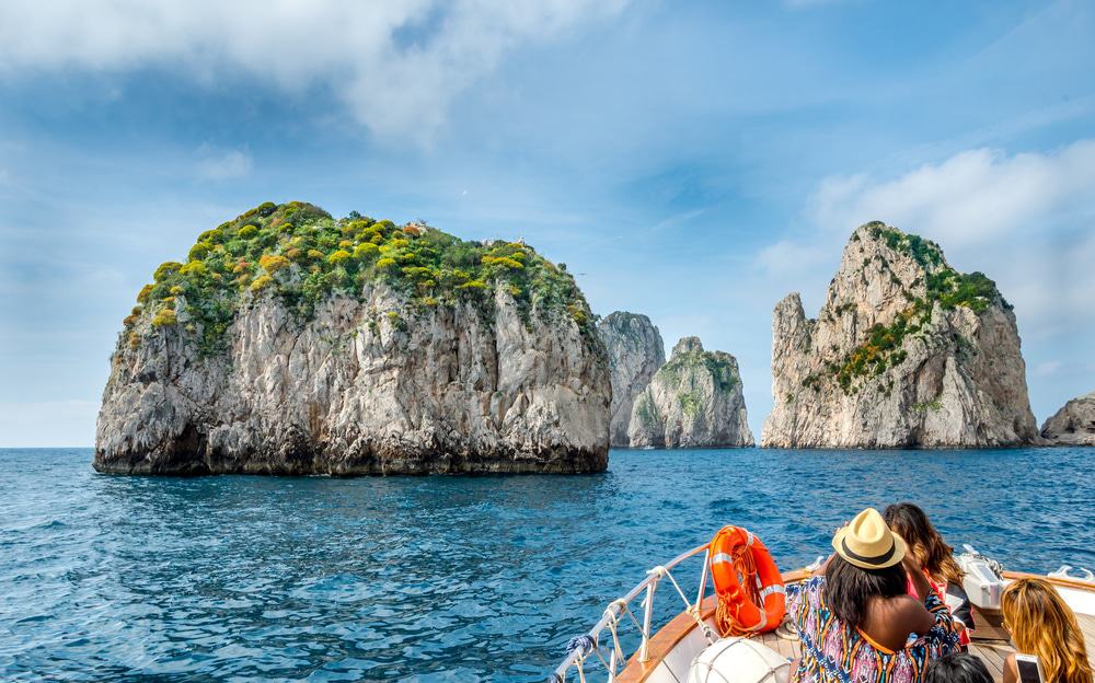 https://mdw-travel-data-us-east-1.s3.amazonaws.com/img/country/Italy/SantAnna-di-Capri/img_02.jpg