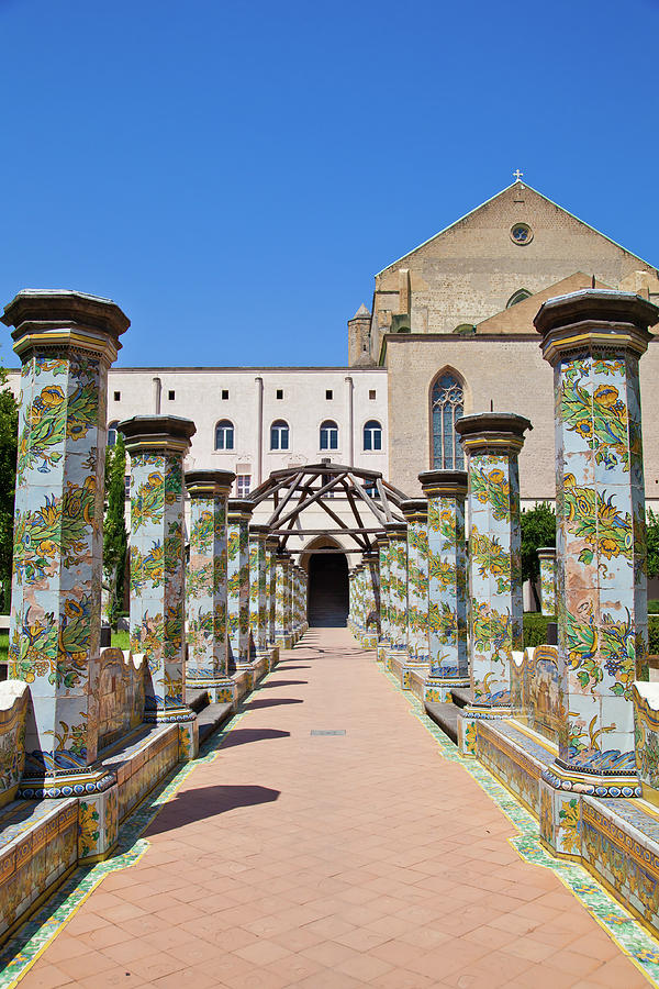 https://mdw-travel-data-us-east-1.s3.amazonaws.com/img/country/Italy/Santa-Chiara/img_02.jpg