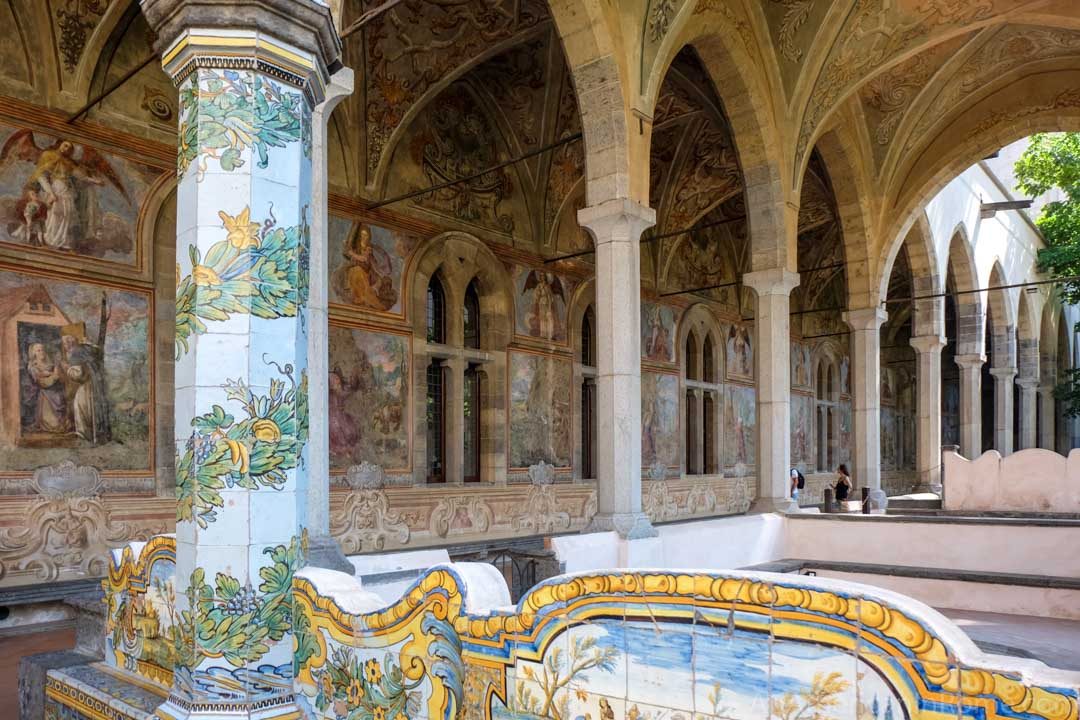 https://mdw-travel-data-us-east-1.s3.amazonaws.com/img/country/Italy/Santa-Chiara/img_03.jpg