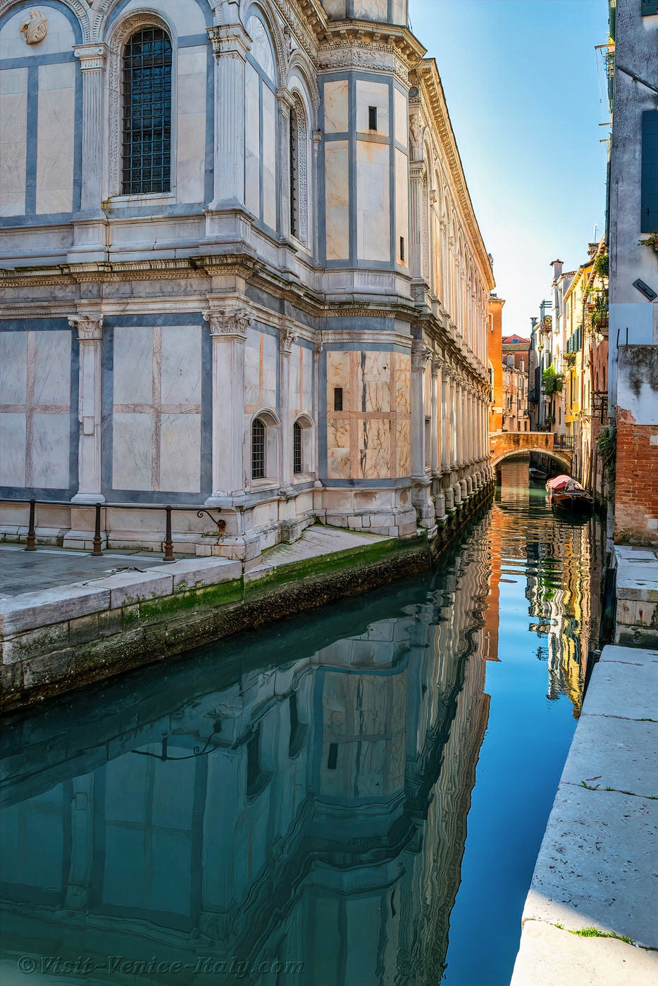 https://mdw-travel-data-us-east-1.s3.amazonaws.com/img/country/Italy/Santa-Maria-dei-Miracoli/img_03.jpg