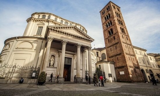https://mdw-travel-data-us-east-1.s3.amazonaws.com/img/country/Italy/Santuario-Basilica-La-Consolata/img_04.jpg