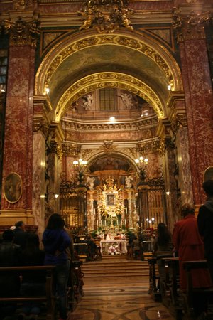 https://mdw-travel-data-us-east-1.s3.amazonaws.com/img/country/Italy/Santuario-Basilica-La-Consolata/img_05.jpg