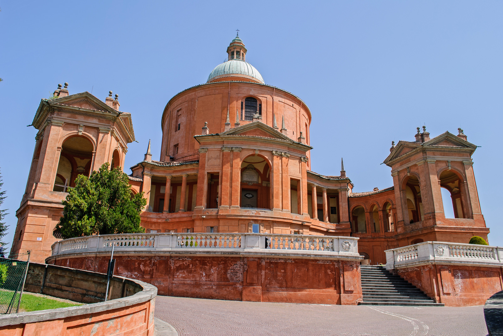 https://mdw-travel-data-us-east-1.s3.amazonaws.com/img/country/Italy/Santuario-della-Madonna-di-San-Luca/img_01.jpg