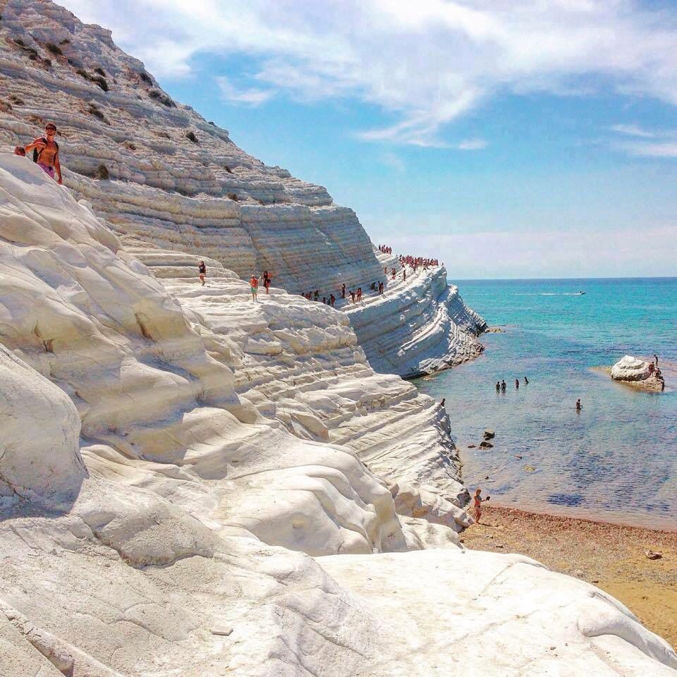 https://mdw-travel-data-us-east-1.s3.amazonaws.com/img/country/Italy/Scala-dei-Turchi/img_03.jpg