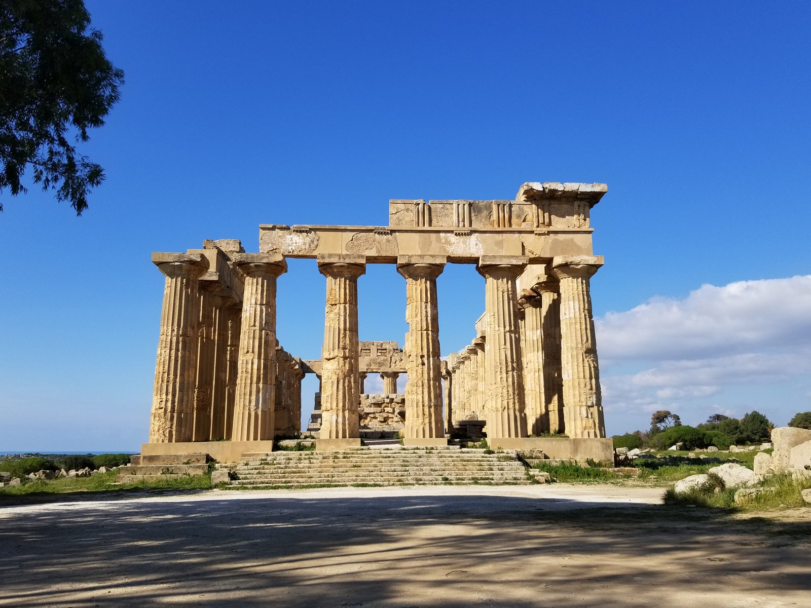 https://mdw-travel-data-us-east-1.s3.amazonaws.com/img/country/Italy/Selinunte-Archaeological-Park/img_01.jpg