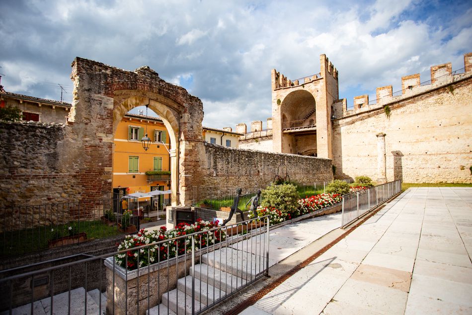 https://mdw-travel-data-us-east-1.s3.amazonaws.com/img/country/Italy/Soave/img_01.jpg