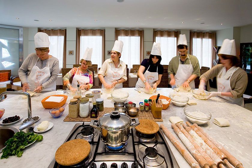 https://mdw-travel-data-us-east-1.s3.amazonaws.com/img/country/Italy/Sorrento-Cooking-School/img_02.jpg