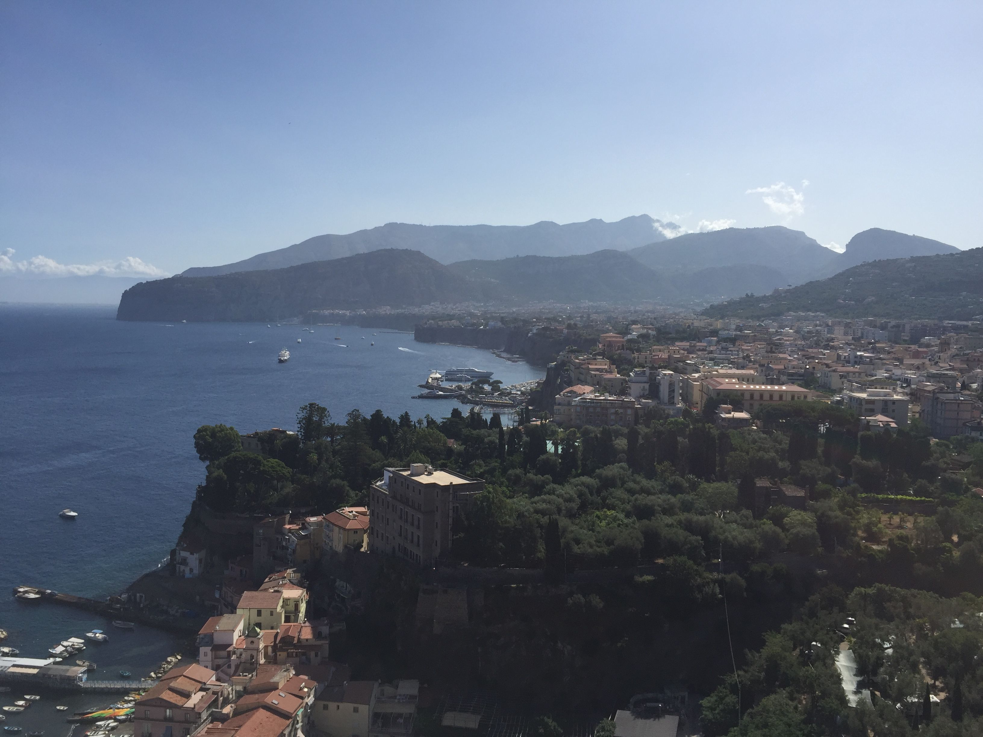 https://mdw-travel-data-us-east-1.s3.amazonaws.com/img/country/Italy/Sorrento-Limousine-Service/img_00.jpg