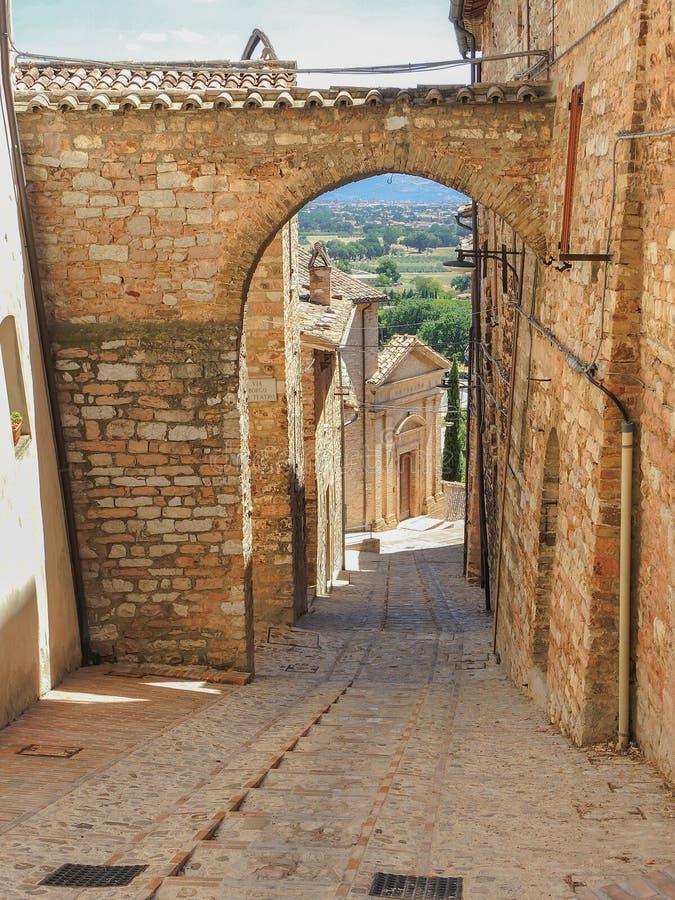 https://mdw-travel-data-us-east-1.s3.amazonaws.com/img/country/Italy/Spello/img_01.jpg