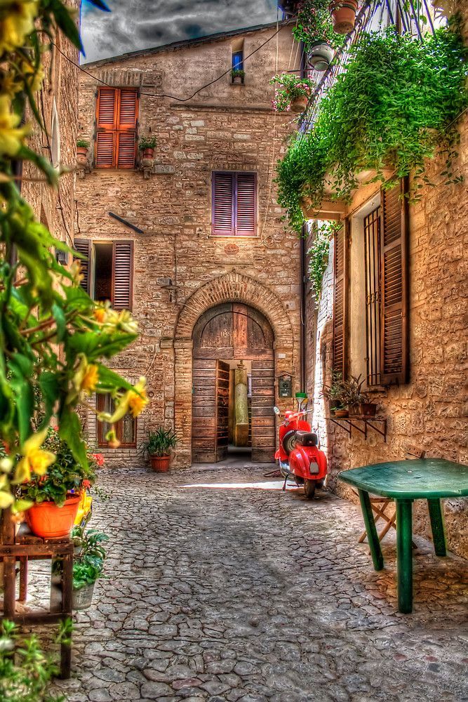 https://mdw-travel-data-us-east-1.s3.amazonaws.com/img/country/Italy/Spello/img_02.jpg