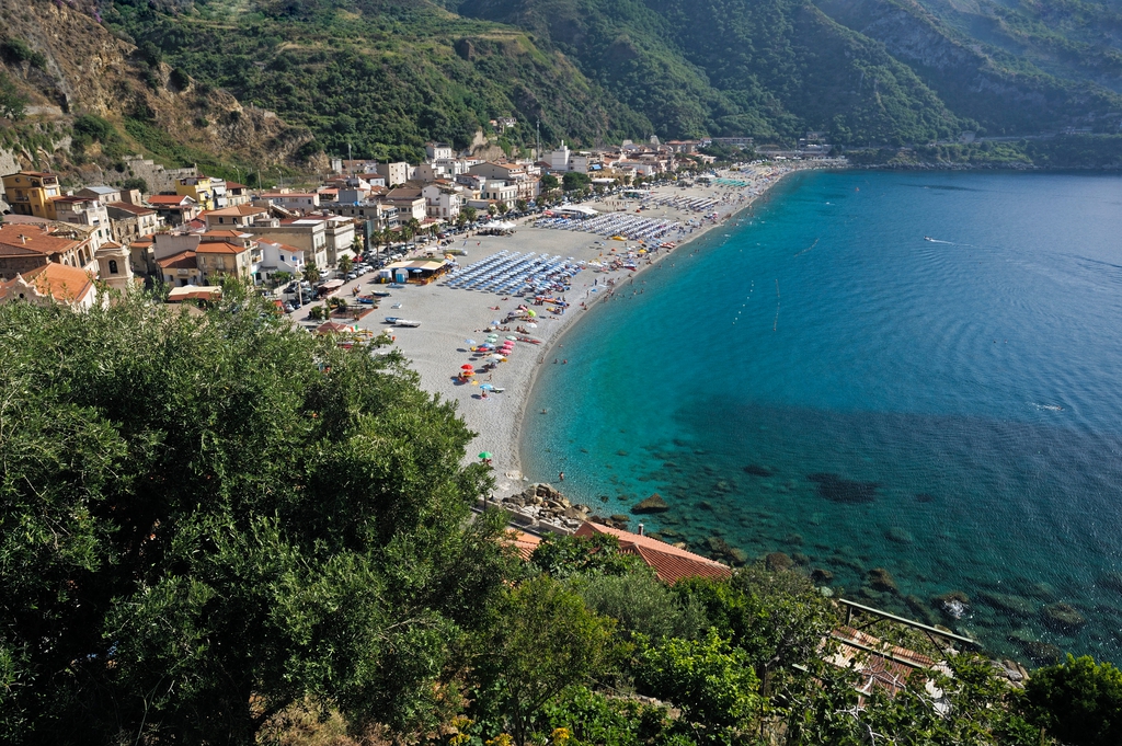 https://mdw-travel-data-us-east-1.s3.amazonaws.com/img/country/Italy/Spiaggia-di-Marina-Grande/img_00.jpg