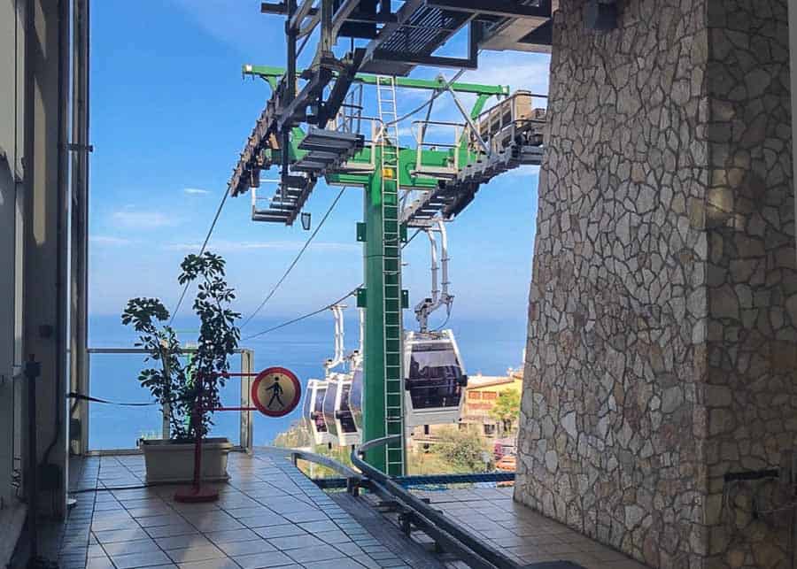 https://mdw-travel-data-us-east-1.s3.amazonaws.com/img/country/Italy/Taormina-Cable-Car/img_02.jpg