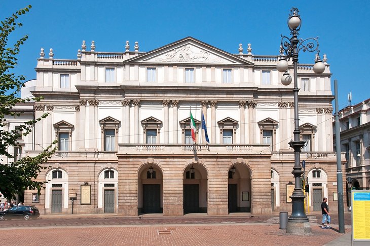 https://mdw-travel-data-us-east-1.s3.amazonaws.com/img/country/Italy/Teatro-Grande/img_01.jpg