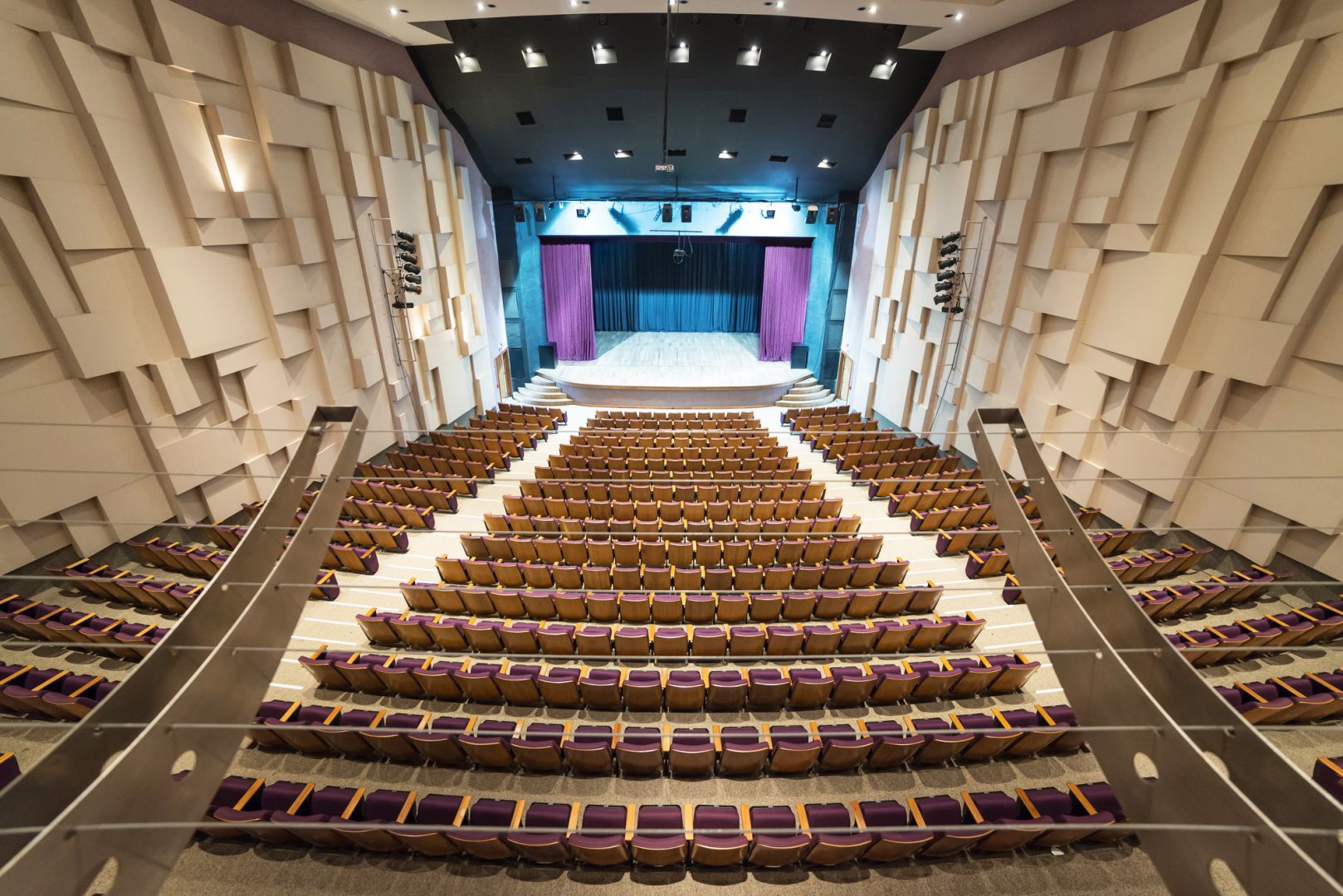 https://mdw-travel-data-us-east-1.s3.amazonaws.com/img/country/Italy/Teatro-Grande/img_02.jpg