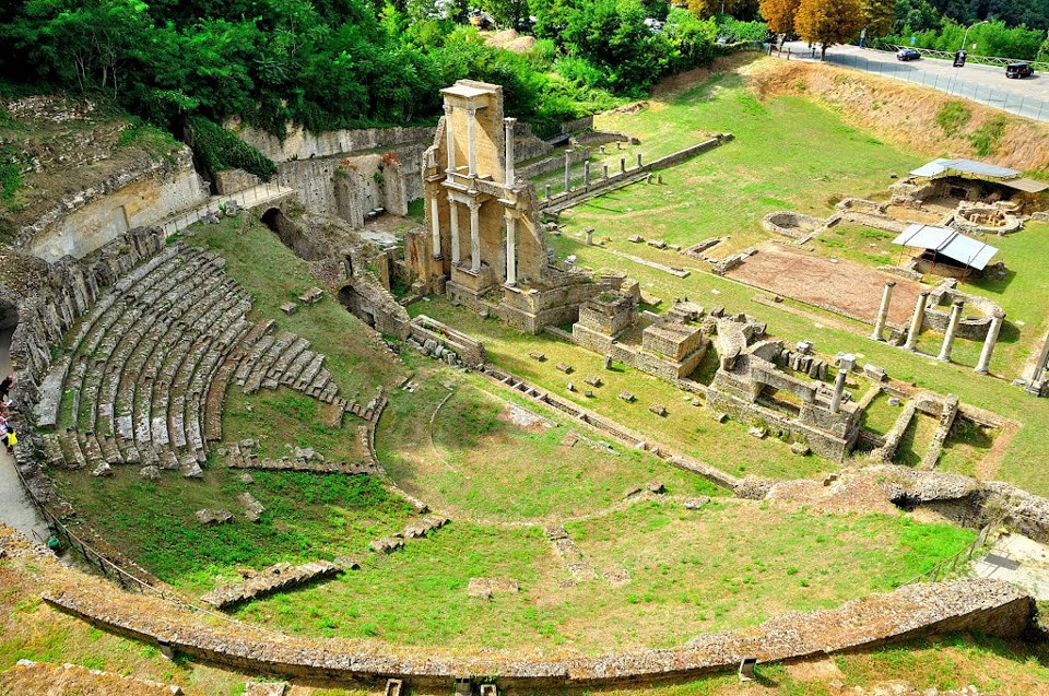 https://mdw-travel-data-us-east-1.s3.amazonaws.com/img/country/Italy/Teatro-Romano-Volterra/img_01.jpg