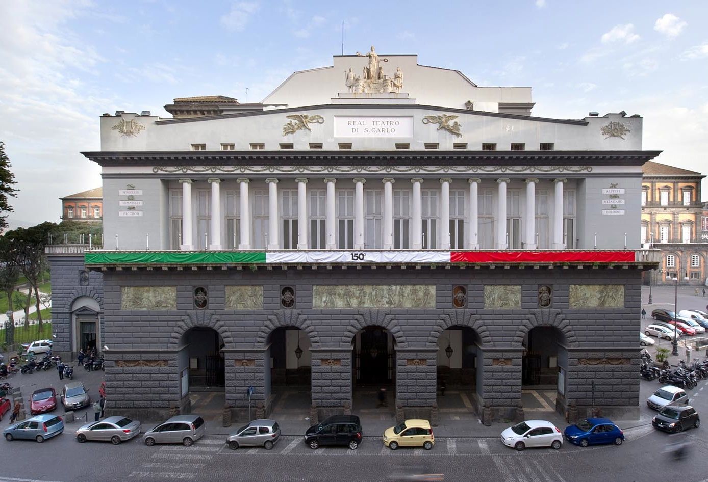 https://mdw-travel-data-us-east-1.s3.amazonaws.com/img/country/Italy/Teatro-di-San-Carlo/img_01.jpg