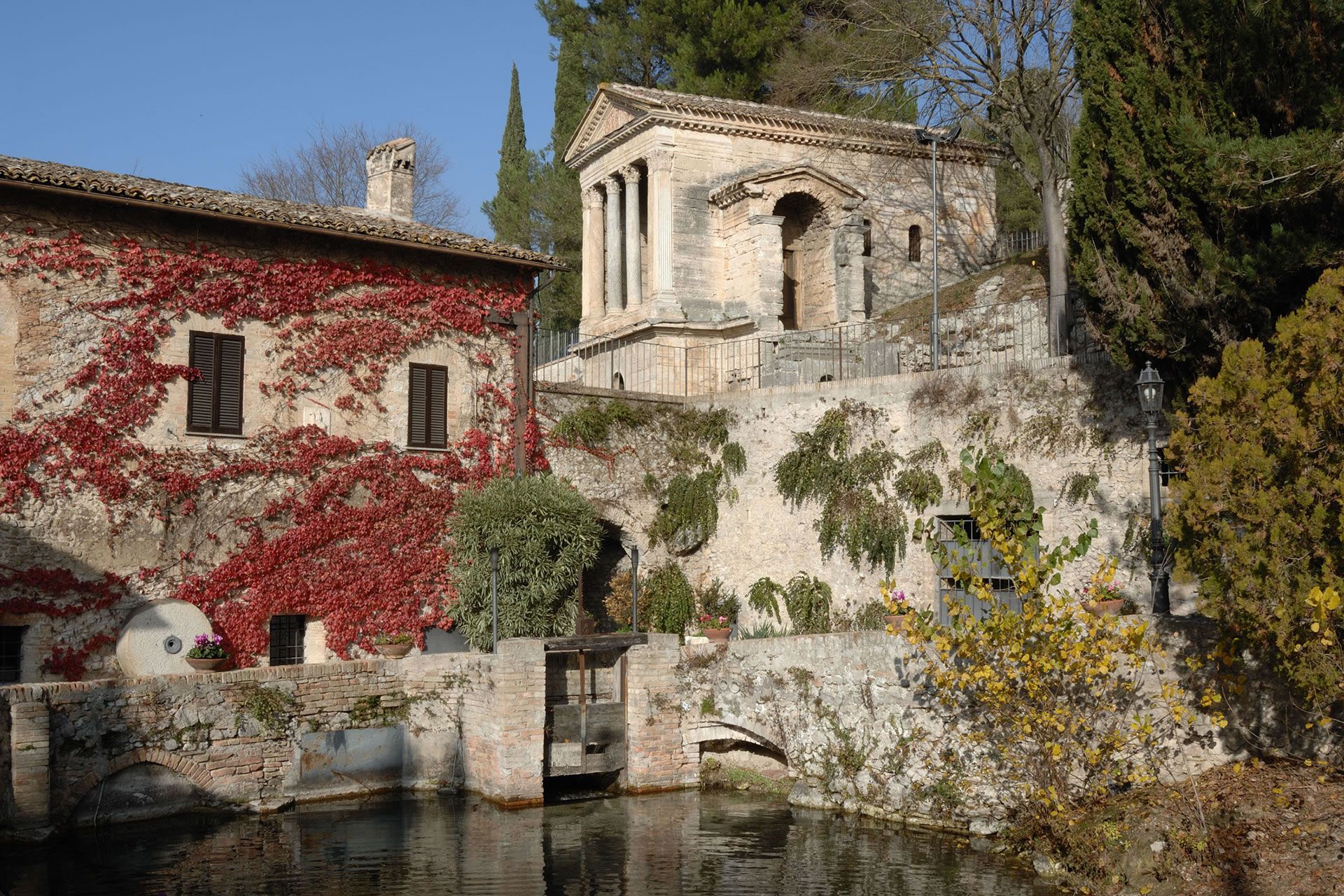 https://mdw-travel-data-us-east-1.s3.amazonaws.com/img/country/Italy/Tempietto-del-Clitunno/img_01.jpg