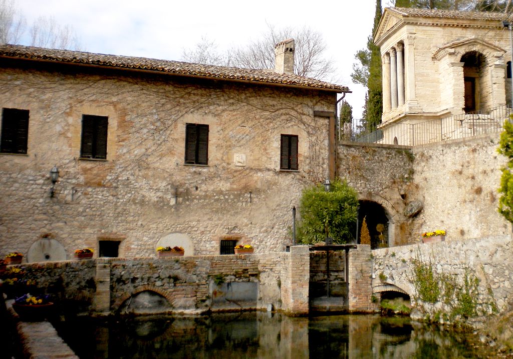 https://mdw-travel-data-us-east-1.s3.amazonaws.com/img/country/Italy/Tempietto-del-Clitunno/img_03.jpg