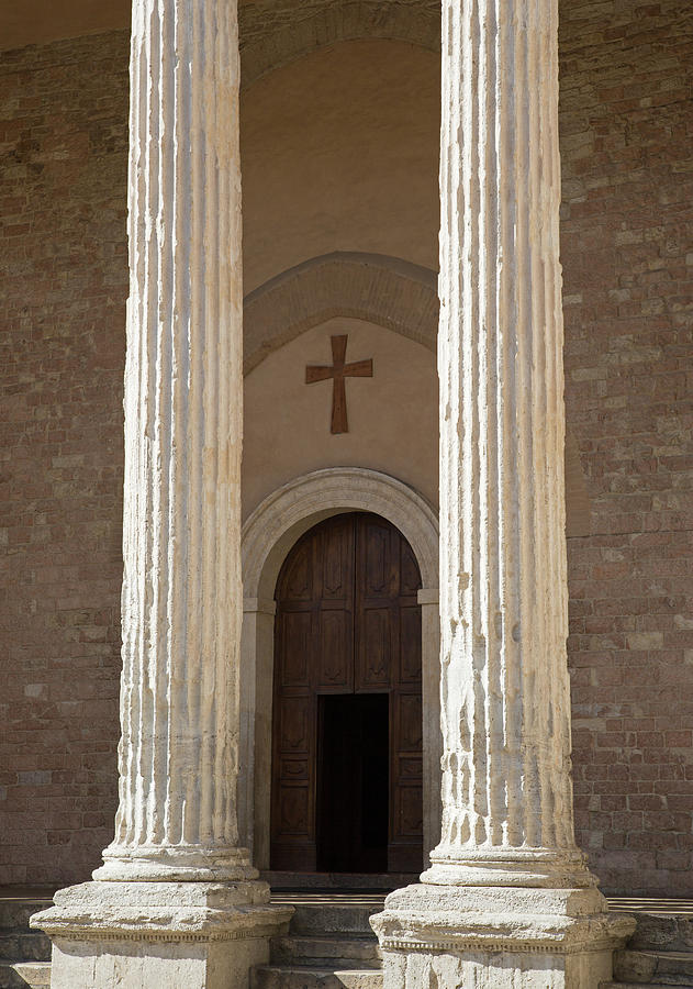 https://mdw-travel-data-us-east-1.s3.amazonaws.com/img/country/Italy/Temple-of-Minerva/img_03.jpg