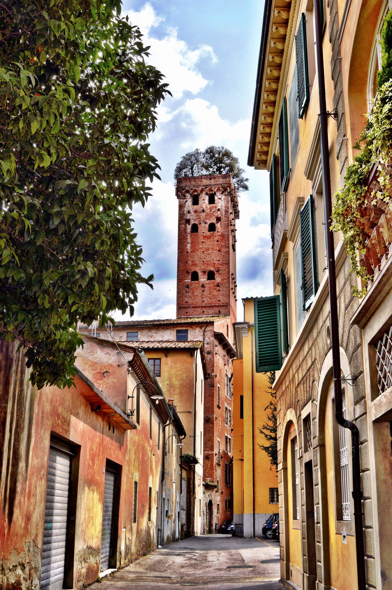 https://mdw-travel-data-us-east-1.s3.amazonaws.com/img/country/Italy/Torre-Guinigi/img_02.jpg