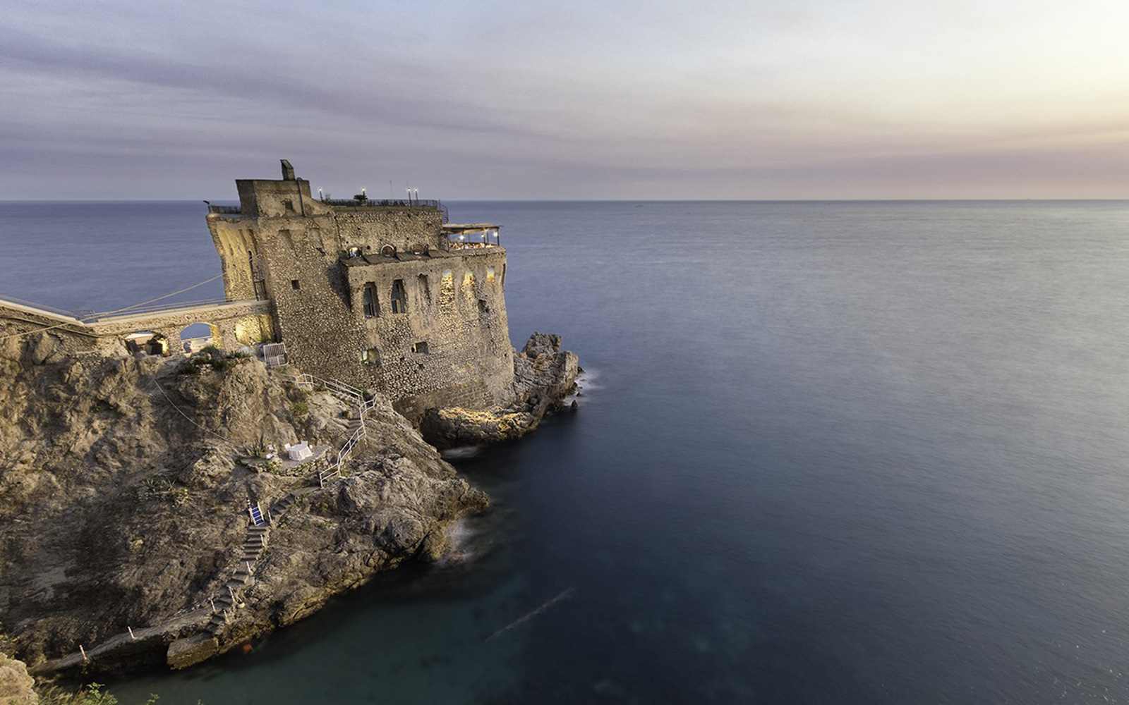 https://mdw-travel-data-us-east-1.s3.amazonaws.com/img/country/Italy/Torre-Normanna-Sveva/img_02.jpg