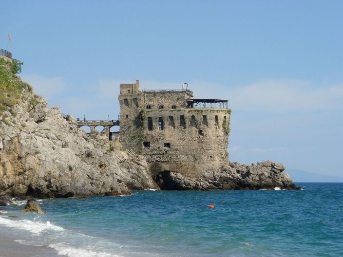 https://mdw-travel-data-us-east-1.s3.amazonaws.com/img/country/Italy/Torre-Normanna-Sveva/img_03.jpg