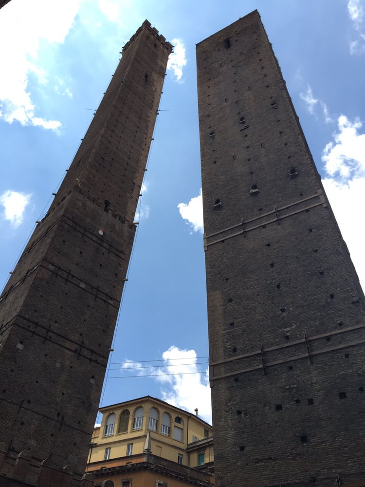 https://mdw-travel-data-us-east-1.s3.amazonaws.com/img/country/Italy/Torre-degli-Asinelli/img_01.jpg